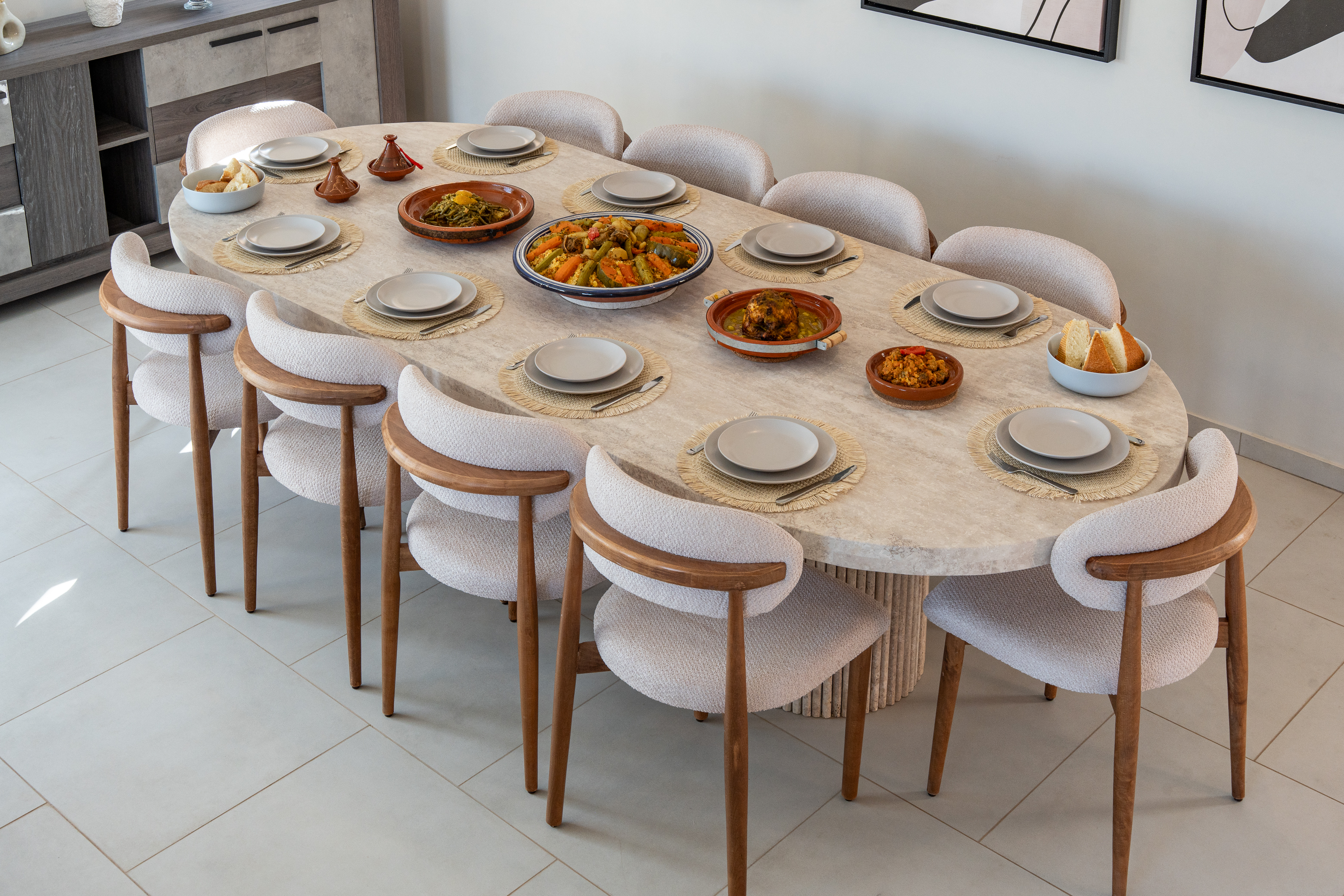 Chef preparant un tajine dans la cuisine de la villa